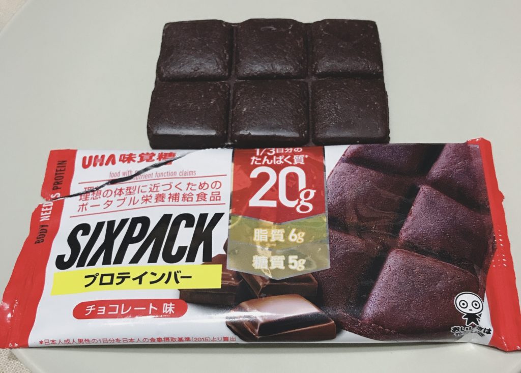 UHA味覚糖シックスパックプロテインバーチョコレート味のサイズ感