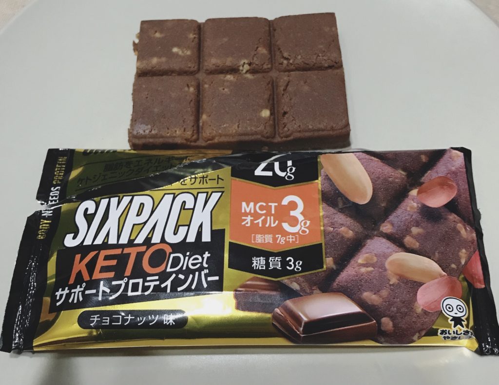 UHA味覚糖シックスパックプロテインバーチョコナッツ味のサイズ感