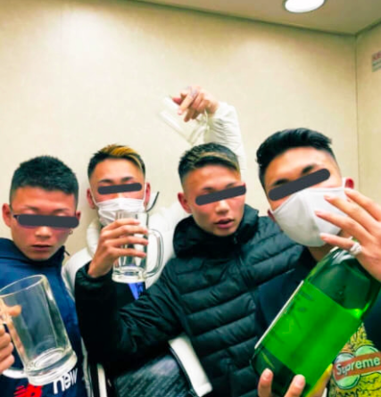高峰常(たかみねじょう)さん(18)が神奈川県鎌倉市笛田の路上で爆音で音楽を流している車に注意し口論になったあと背中を刃物で刺され死亡する殺人事件が起きました。車に乗っていた男3人は逃走中でまだ捕まっていません。高峰常さんのインスタグラム(instagram)、顔写真や、facebook(フェイスブック)から分かるサッカー少年「SCHFC」所属時代の過去、twitter(ツイッター)、半グレ、2ch情報や事件の詳細などをまとめました。「かけた情けは水に流せ、受けた恩は石に刻め」、懸情流水 受恩刻石の読み方は (けんじょうりゅうすい じゅおんこくせき )